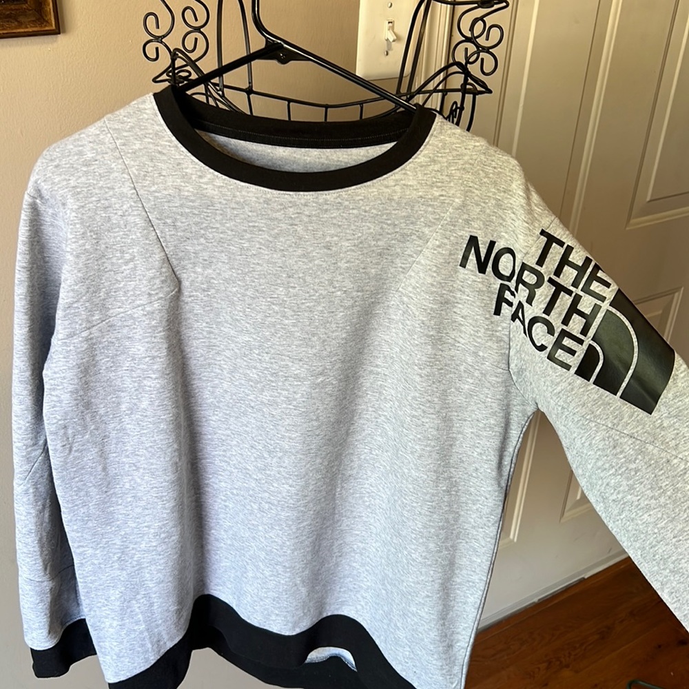 Women’s Northface sweatshirt Medium in size like new worn once